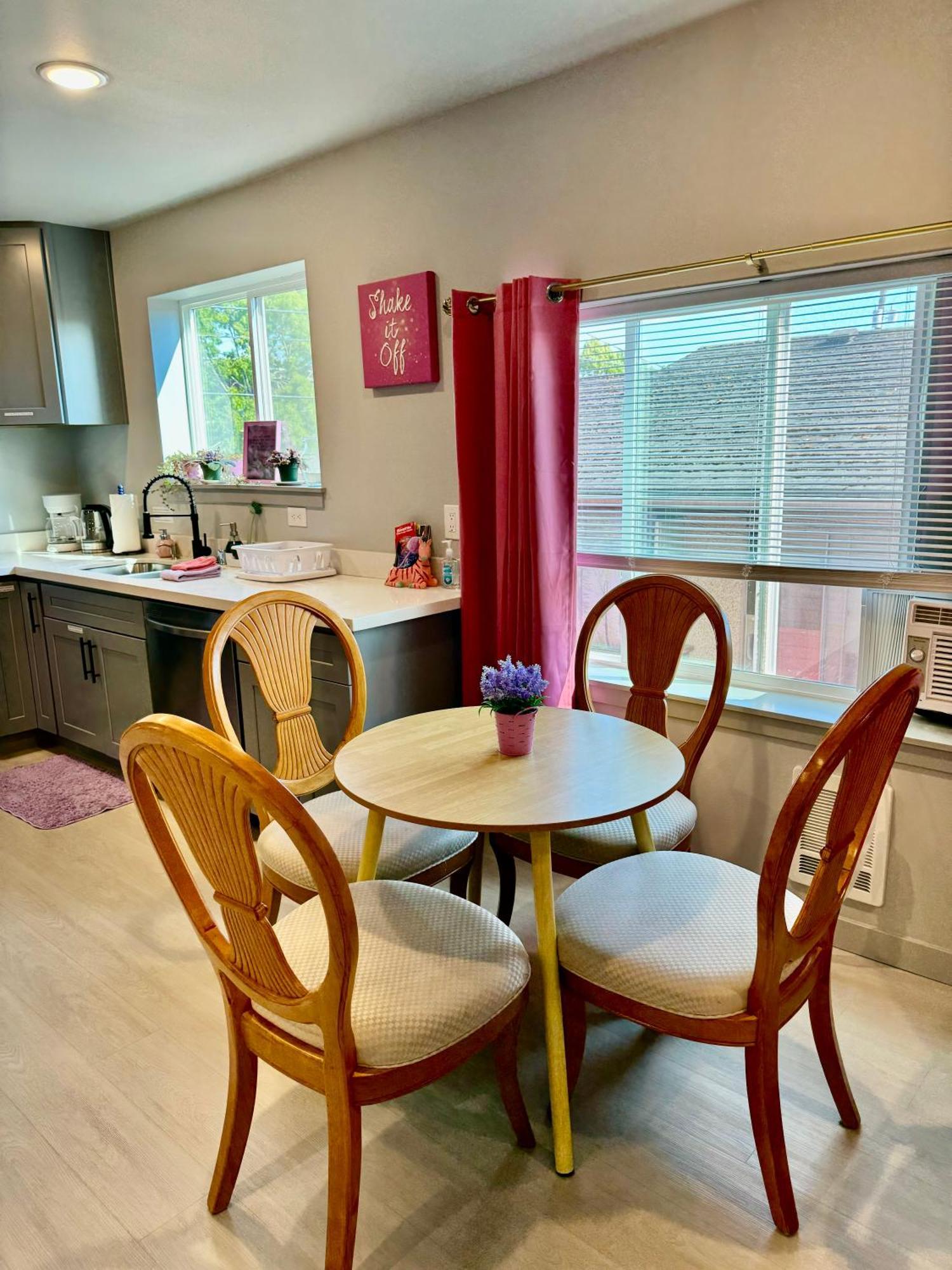 Seattle Alki Oasis: Modern Apartment Near Beach & Downtown Exterior photo