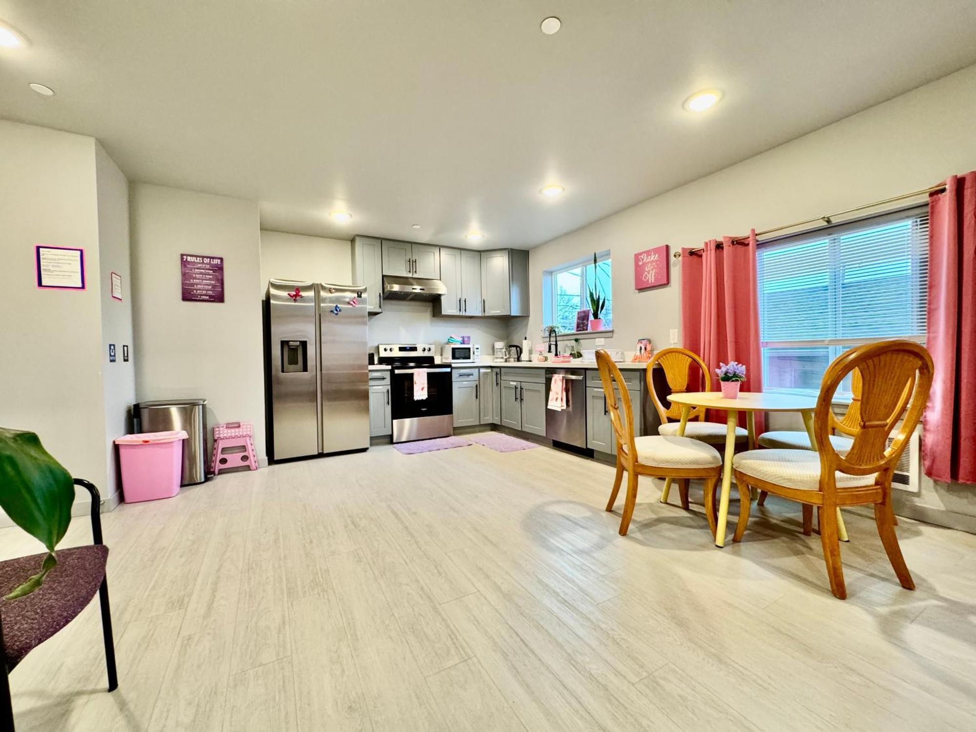 Seattle Alki Oasis: Modern Apartment Near Beach & Downtown Exterior photo